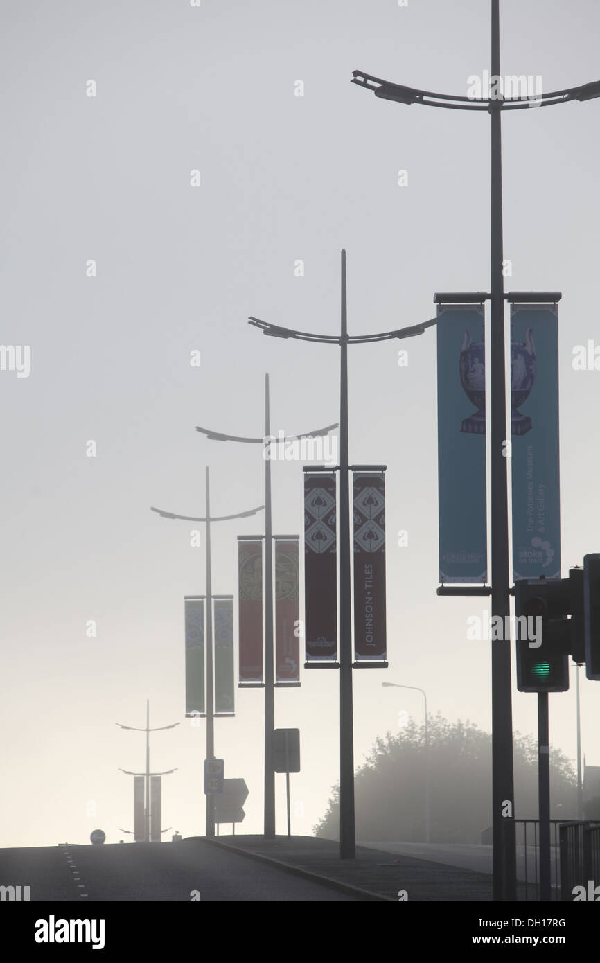 Un deserto a doppia carreggiata in Hanley Stoke on Trent - Potteries modo, decorata con striscioni, tutte tranquille nella nebbia di mattina Foto Stock