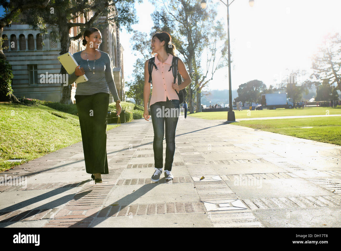 Docente e studente camminando sul campus Foto Stock