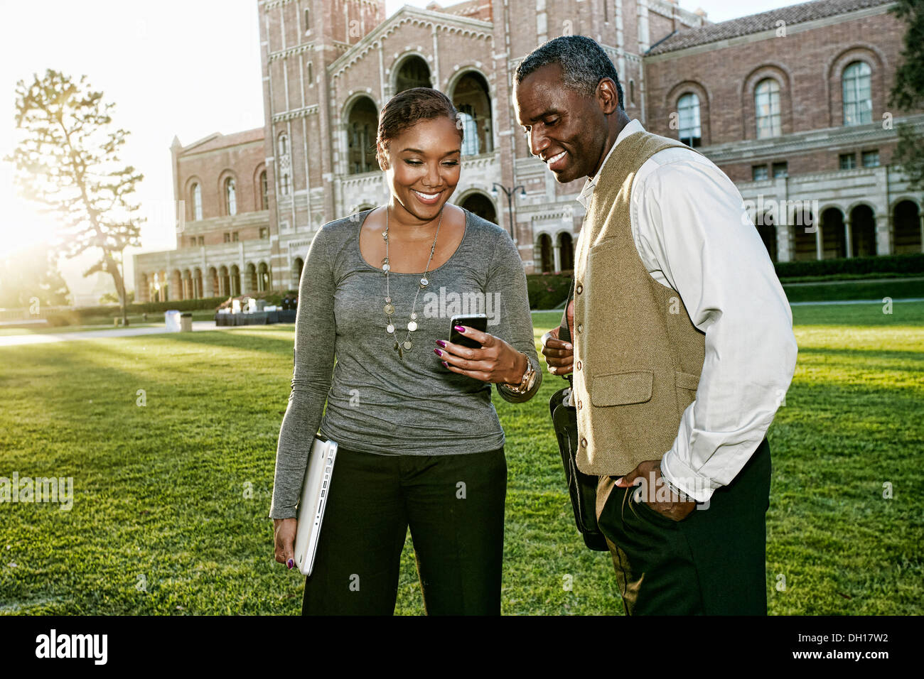 African American professori parlando del campus Foto Stock