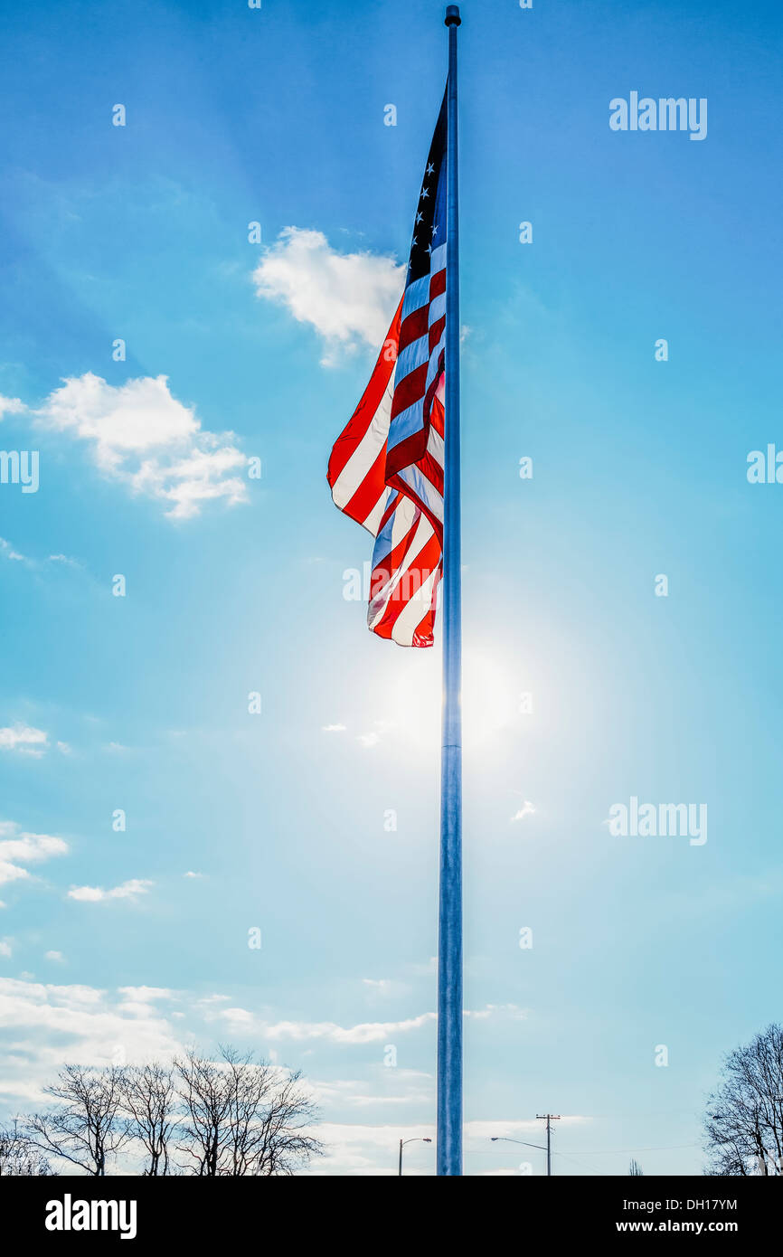 Bandiera americana appesa pennone all'aperto Foto Stock