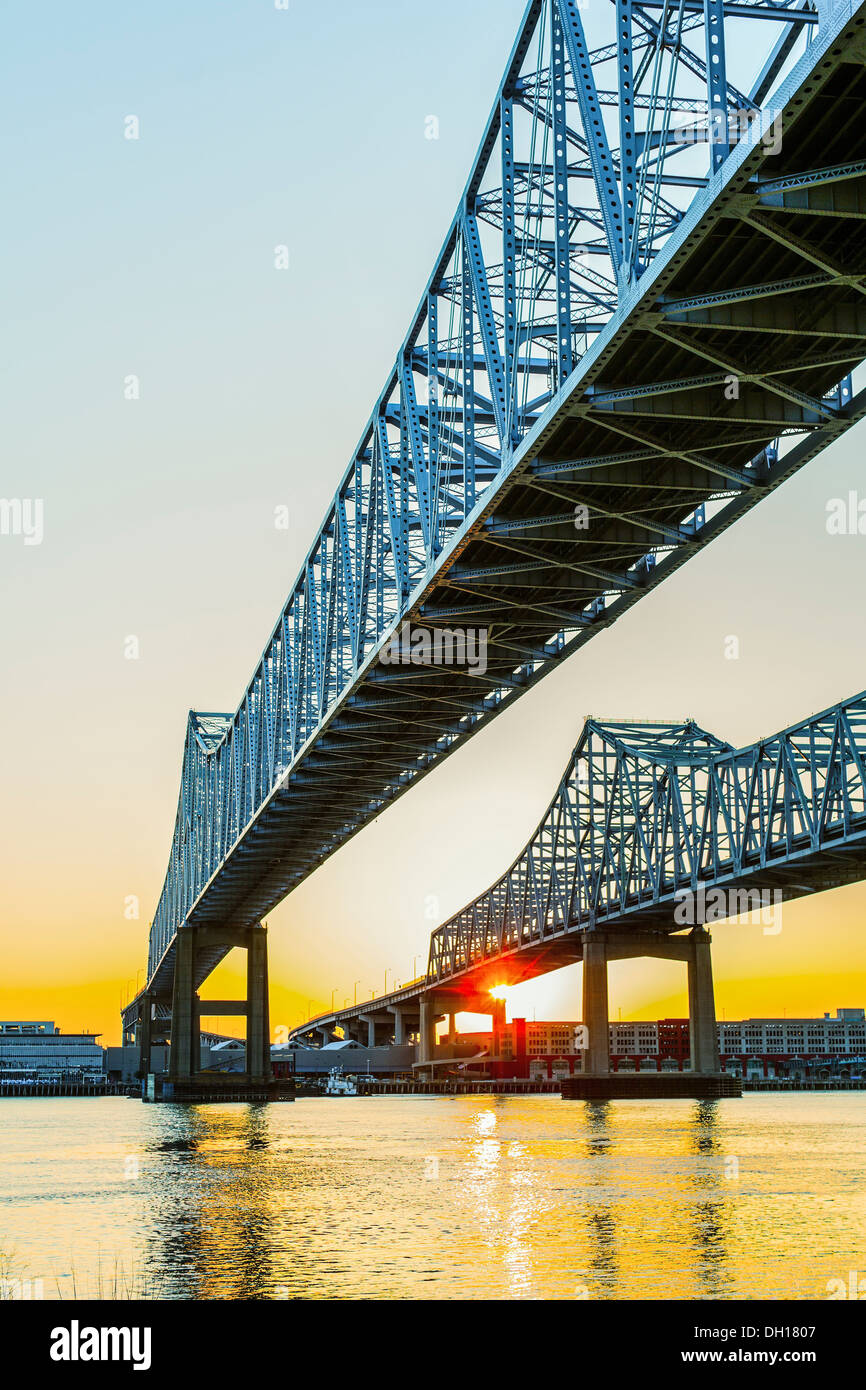 Ponte sul fiume, New Orleans, Louisiana, Stati Uniti Foto Stock
