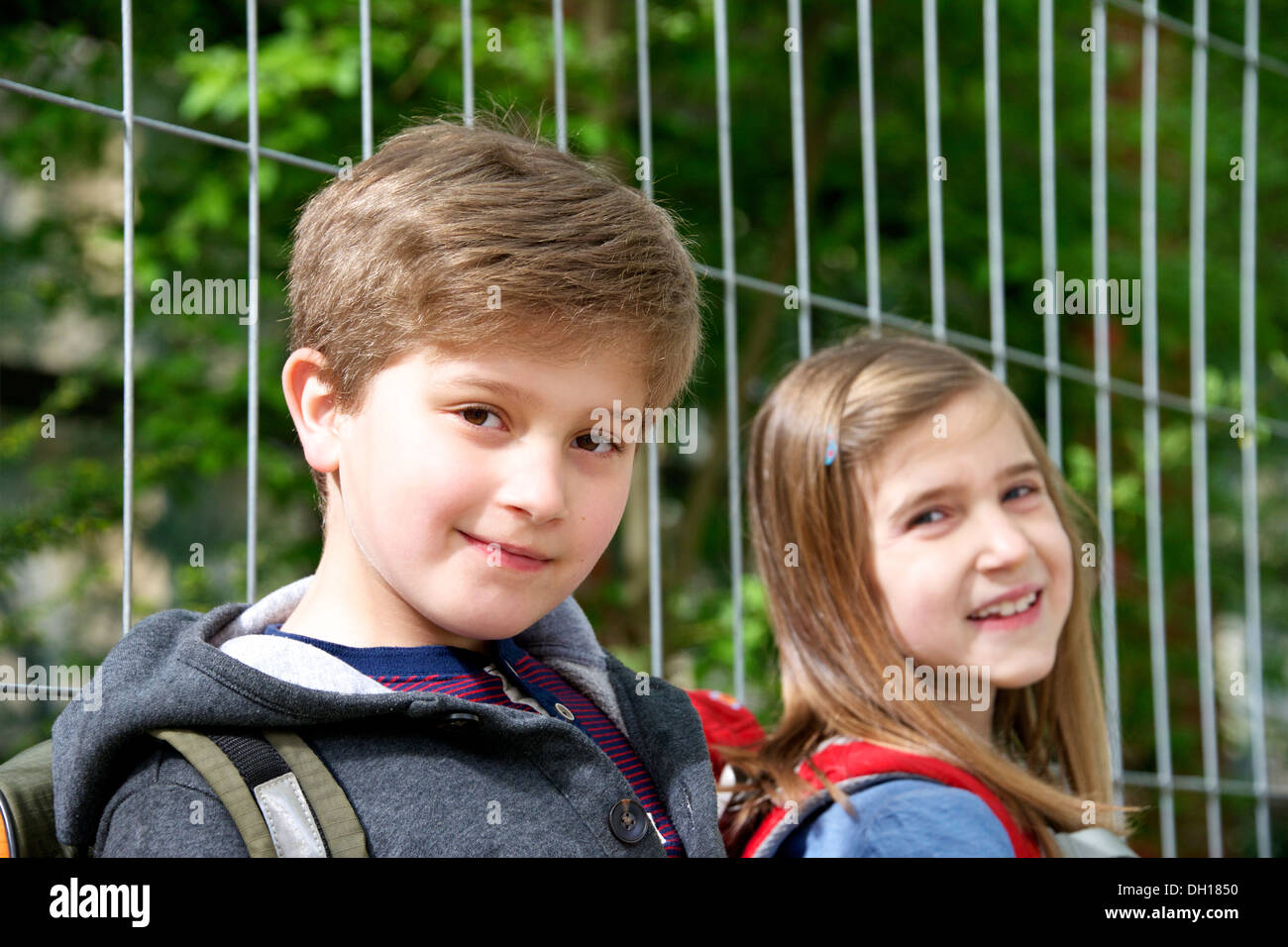 Due scolari guardando la telecamera, ritratto, Monaco di Baviera, Germania Foto Stock