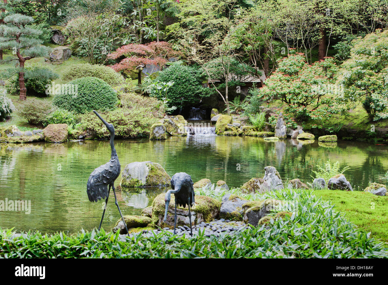 Statue della gru al laghetto in giardino Giapponese, Portland, Oregon, Stati Uniti Foto Stock
