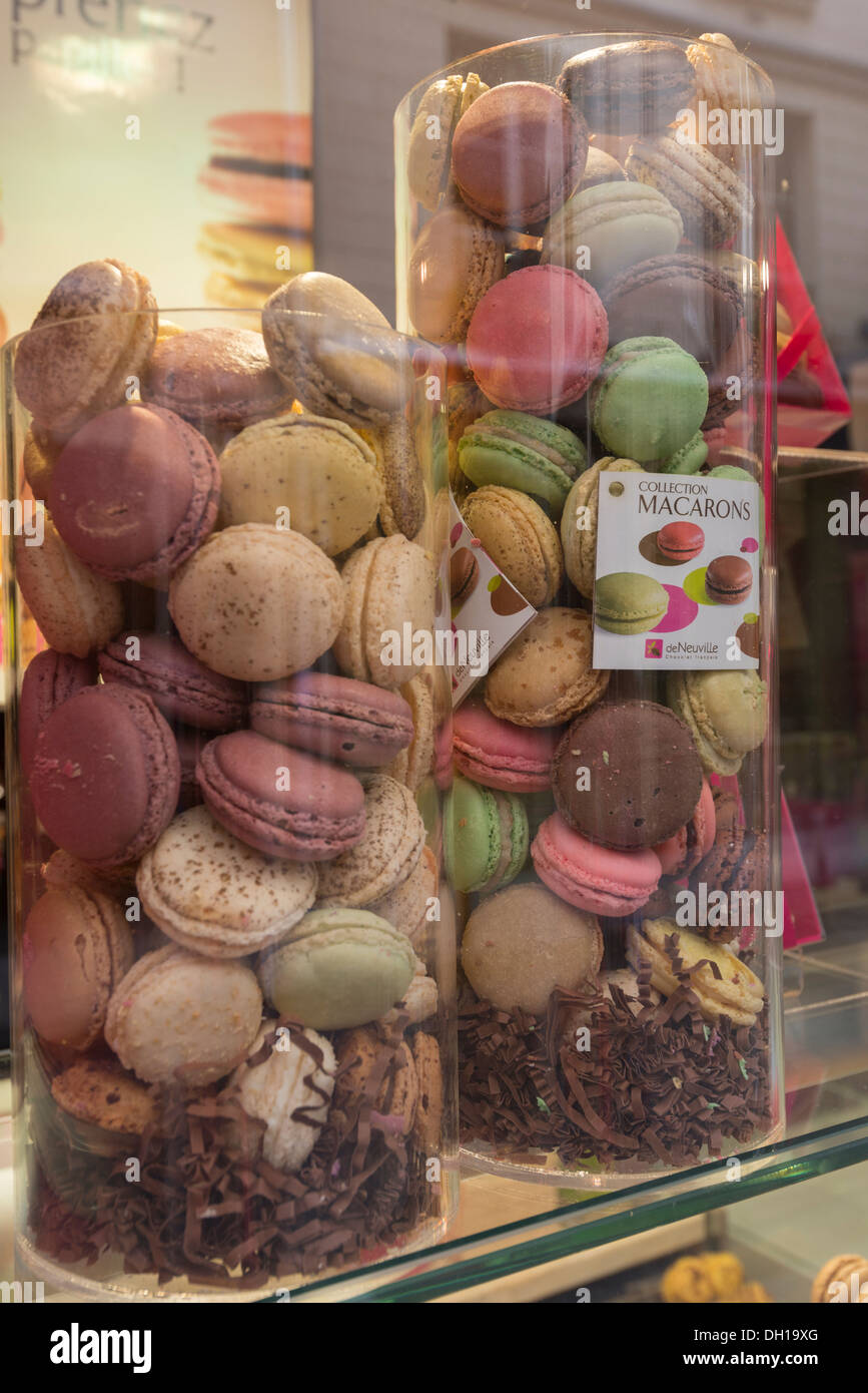 Macarons nel display a Le Marais vetrina, Parigi, Francia Foto Stock