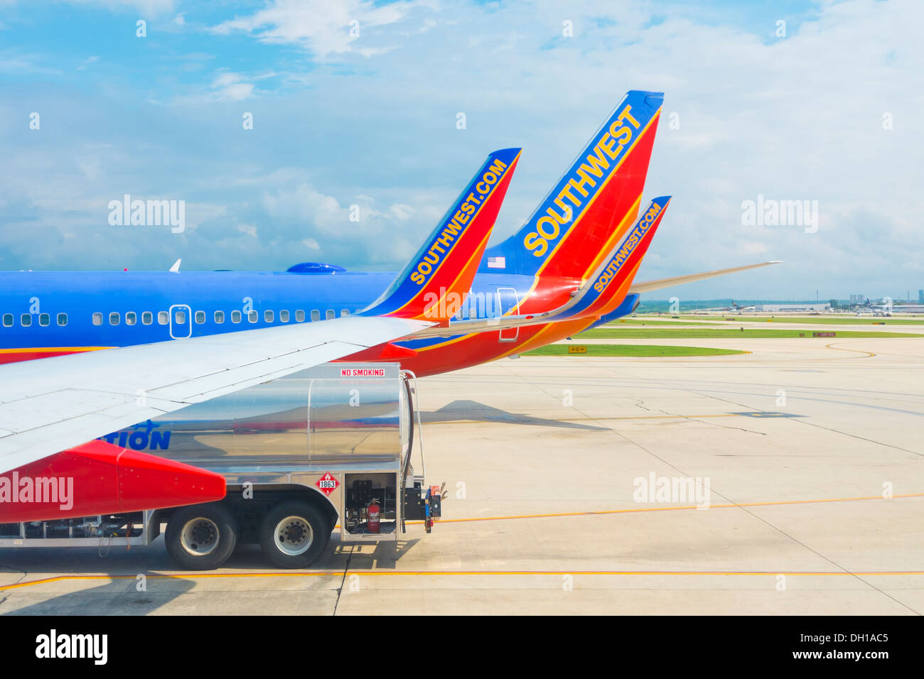 Getting alimentato fino - un aeromobile commerciale da Southwest Airlines è la ricezione di kerosene carburante dal serbatoio di un autocarro in corrispondenza del terminale gate. Foto Stock