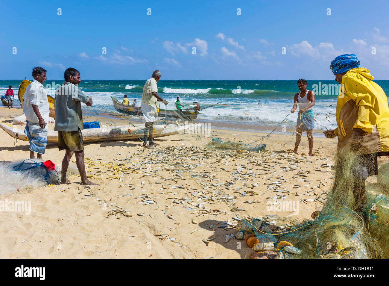 Cala di pescatori in una cattura del pesce lungo la costa del Coromandel e Oceano Indiano fuori dalla spiaggia a Mamallapuram, Tamil Nadu, India. Foto Stock