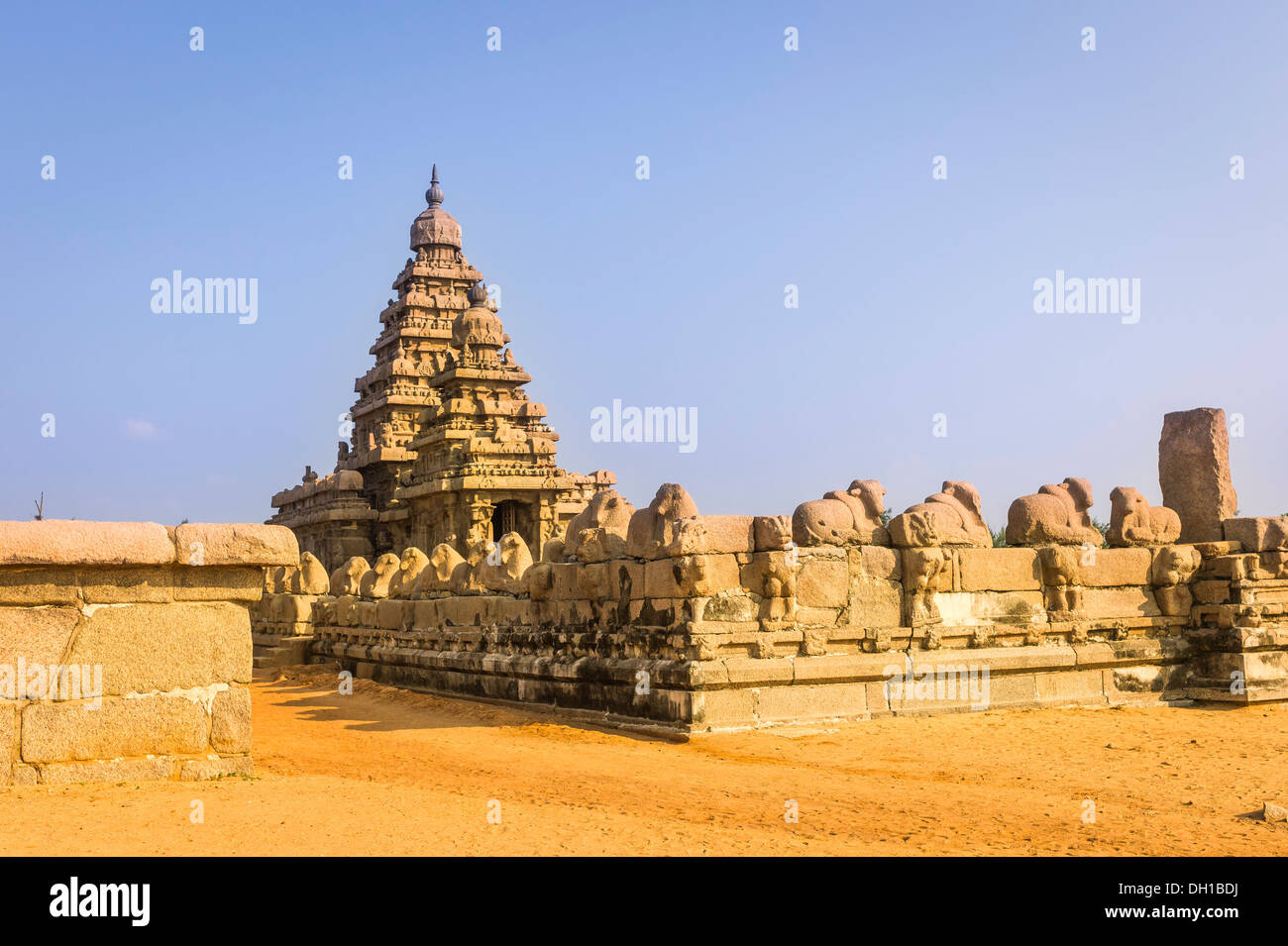 L'VIII secolo Riva Hindu Temple su un luminoso giorno contro un cielo blu chiaro in Mamallapuram, Tamil Nadu, India. Foto Stock