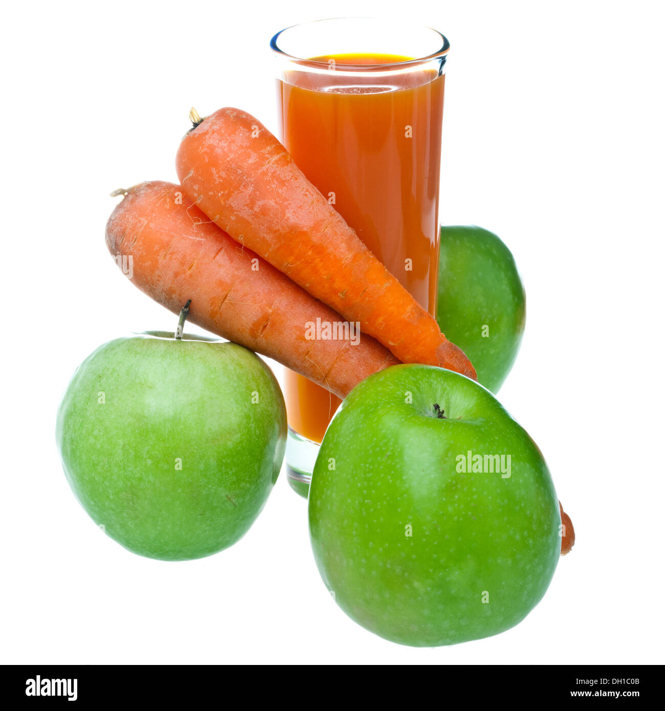 Mele, carote e succo in un bicchiere Foto Stock