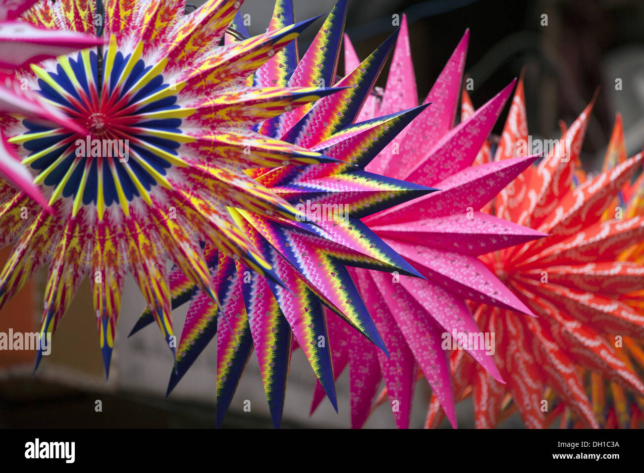 Stella multicolore lanterna display diwali strada dadar mumbai Maharashtra india asia Foto Stock