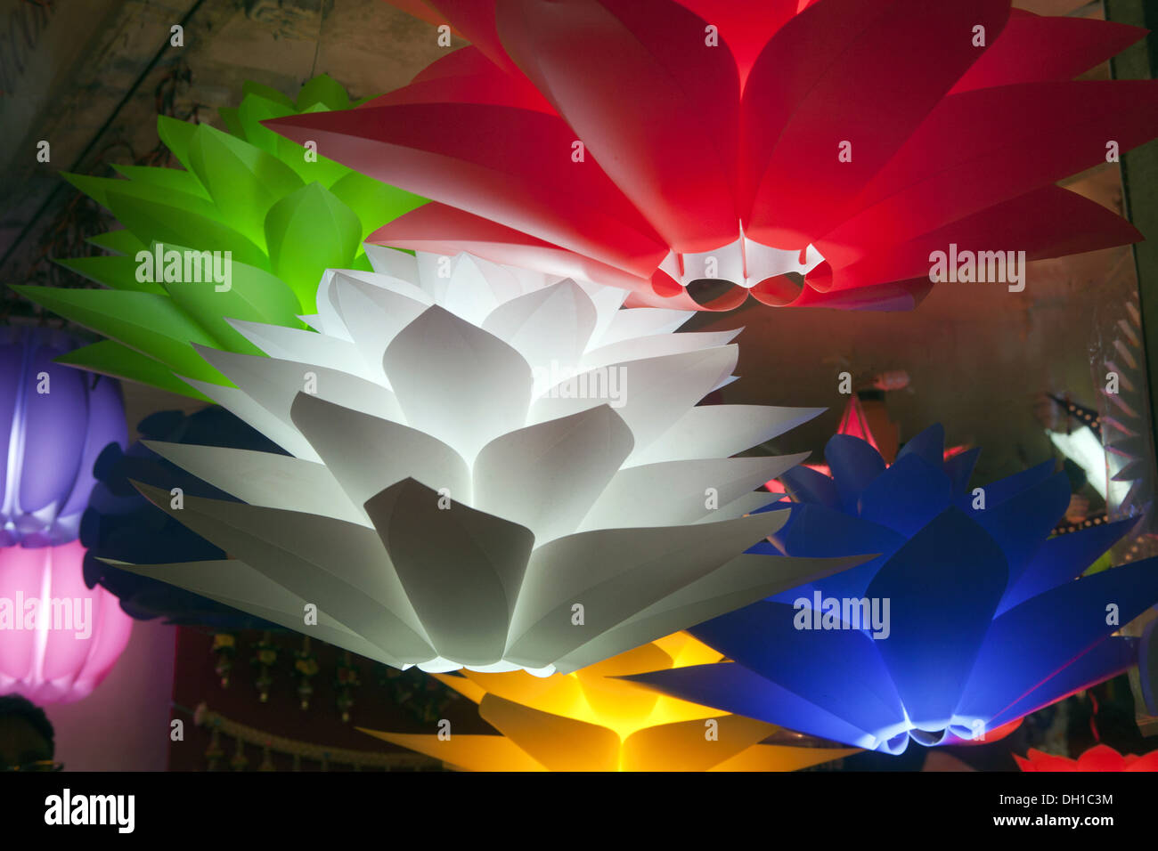 Lanterne colorate di loto in vendita , festival di diwali , feste di natale , dadar , mumbai , Maharashtra , India , Asia Foto Stock