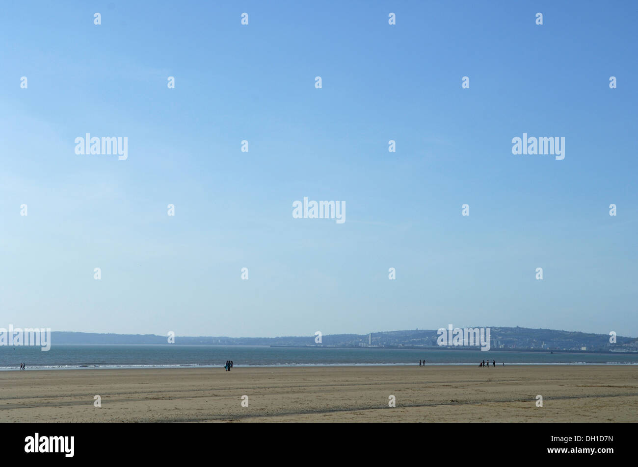 Spiaggia di sabbia, popolare tra i surfisti, kite volantini e dog walkers. Le gru da Port Talbot dock può essere visto in background. Foto Stock