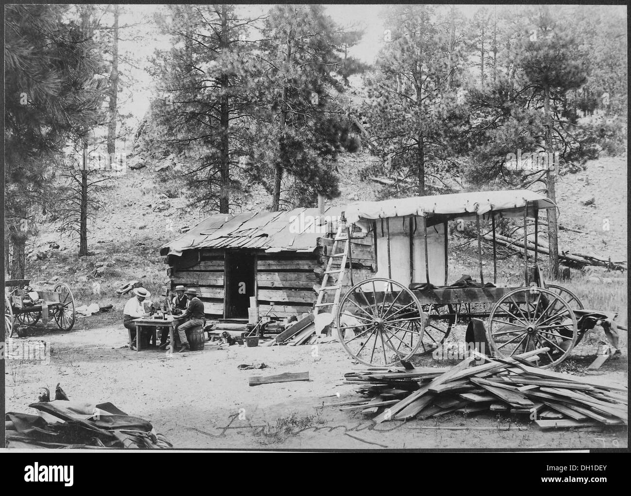 Una festa di poker in Arizona al ranch di John Doyle include Doyle, il giudice Brown e il professor Burrison, catturati in un momento di svago e cameratismo. Foto Stock
