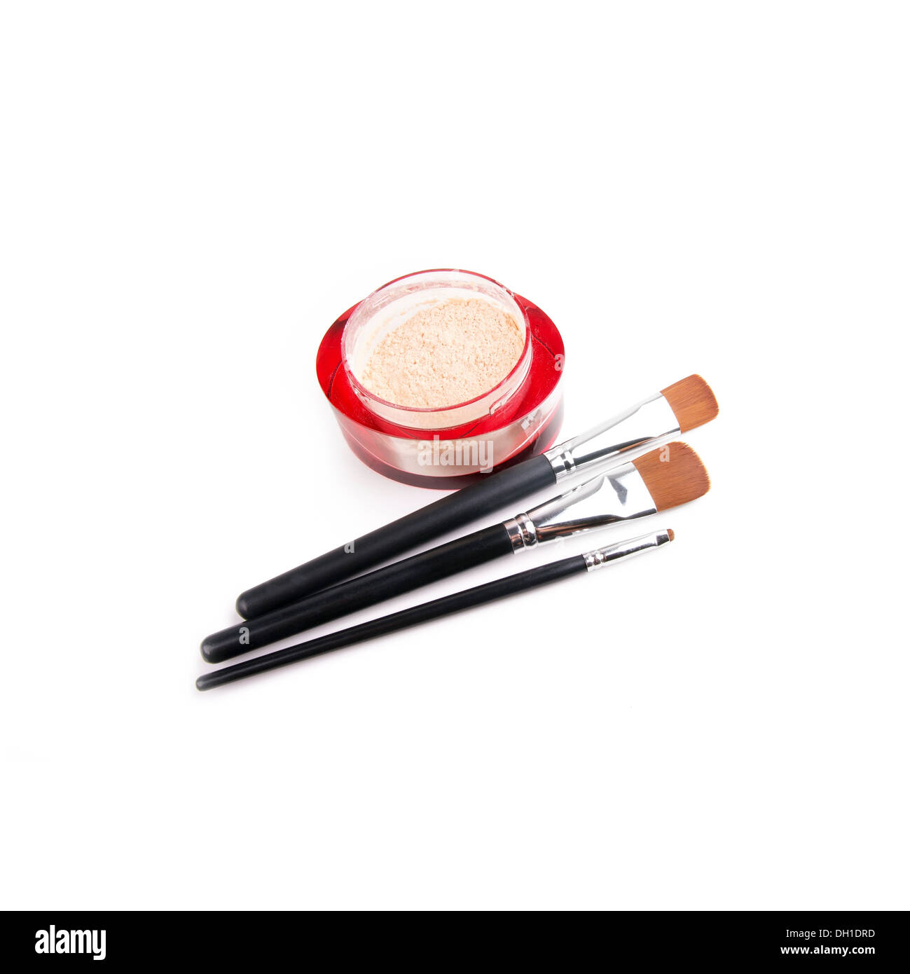 Tre make-up pennelli e polvere isolata su bianco, primo piano Foto Stock
