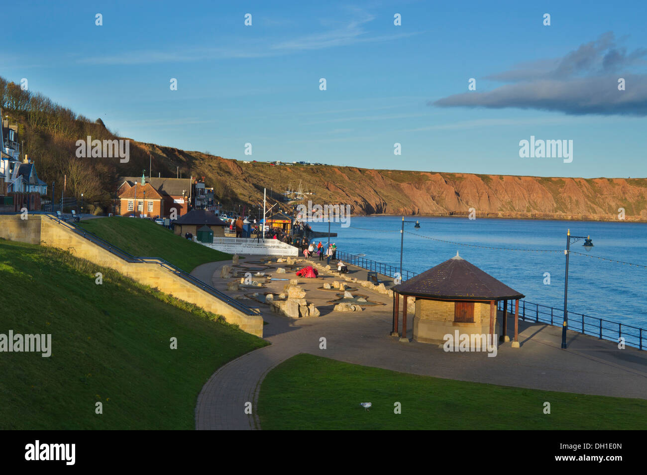 Ultima luce, Filey Promenade, North Yorkshire, Inghilterra Foto Stock