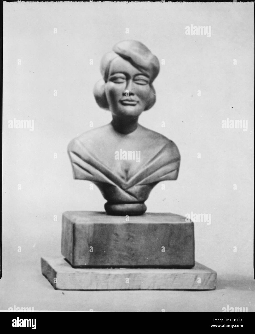 Una scultura di busto intitolata "Busto di un amico", che rappresenta una figura sotto forma di scultura ritratto, spesso simboleggia l'amicizia o il cameratismo. Foto Stock