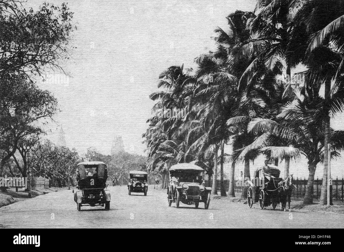 Vecchio vintage 1900s vecchie automobili su Queens Road bombay Mumbai India Maharashtra - aja 183489 Foto Stock