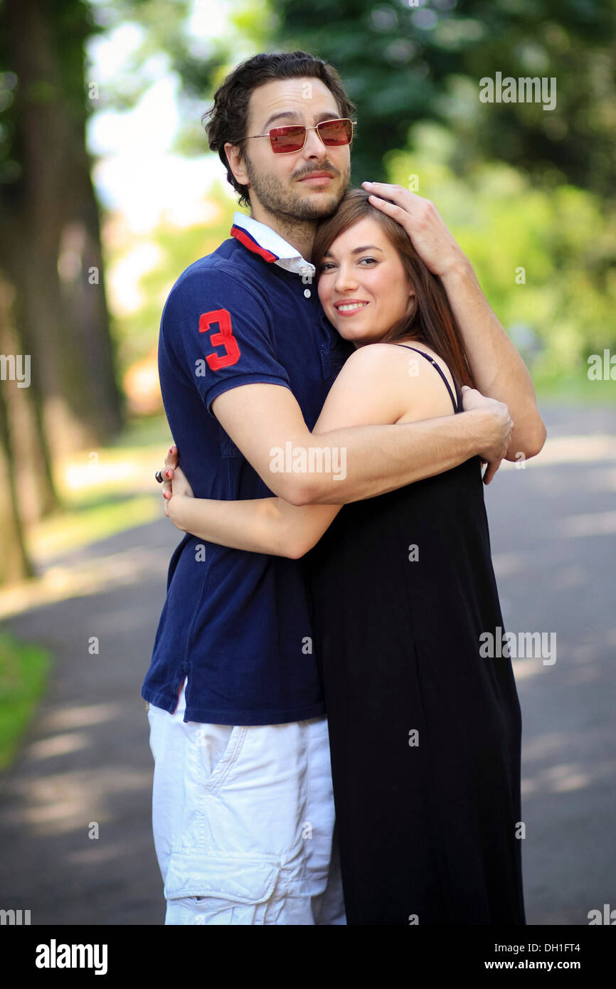 Coppia giovane abbracciando, Zagabria, Croazia, Europa Foto Stock