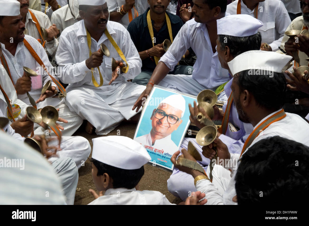 Uomini che giocano a piatti agitazione manifestazione protesta Anna Hazare sostenitori Bombay Mumbai Maharashtra India Asia Foto Stock