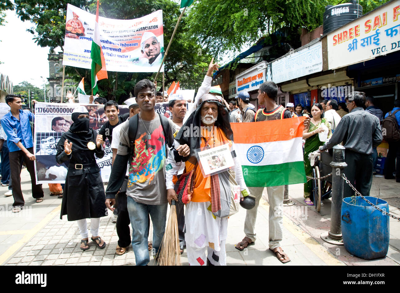 Giovani agitazione manifestazione protesta Anna Hazare sostenitori Bombay Mumbai Maharashtra India Asia Foto Stock