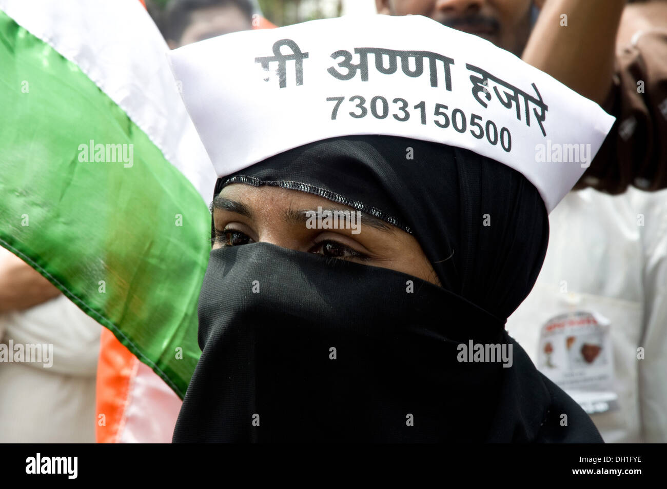 Donna in cappuccio bianco per Anna Hazare agitazione giovani agitazione manifestazione protesta Anna Hazare sostenitori Bombay Mumbai Maharashtra India Foto Stock