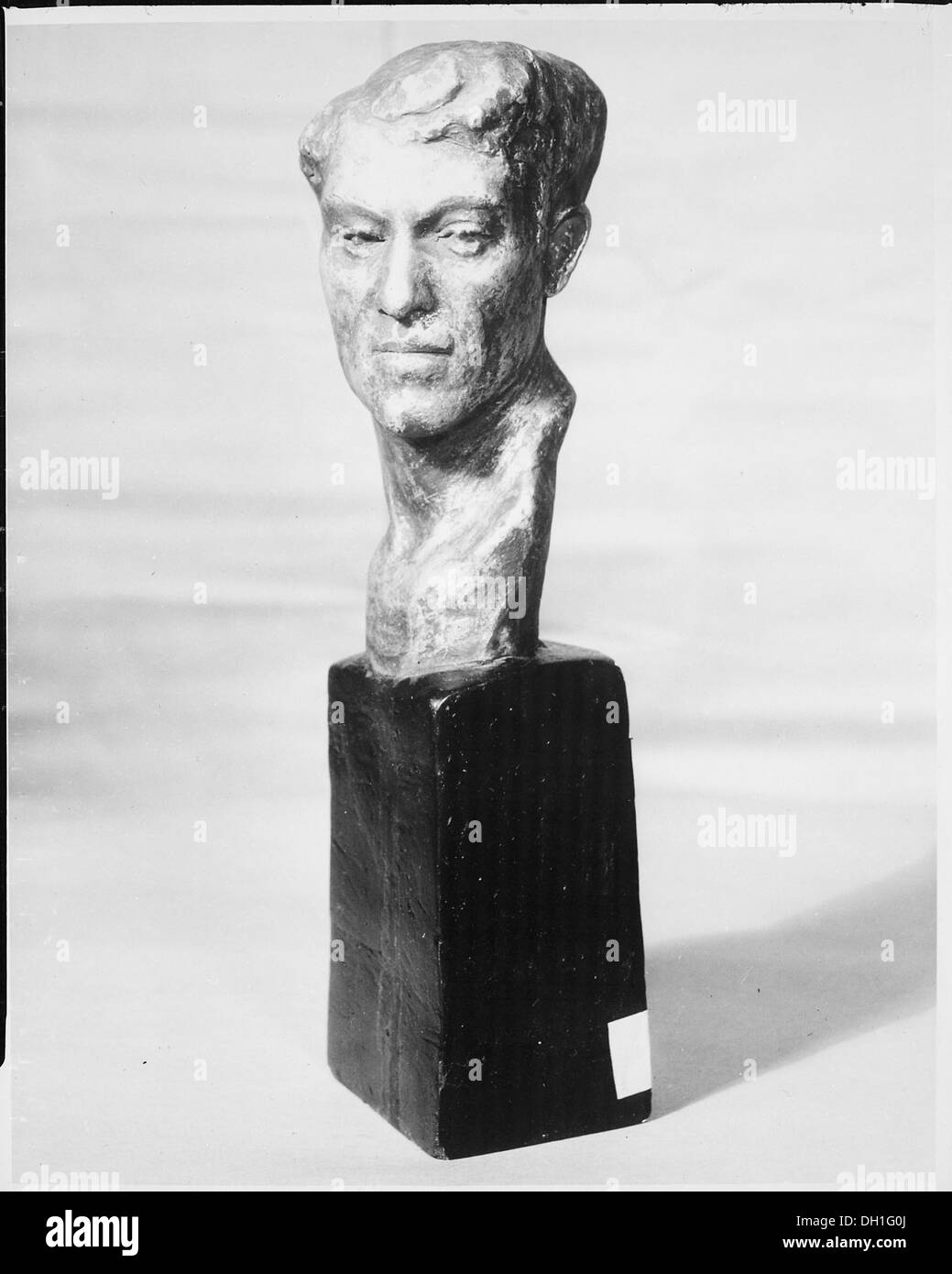 L'immagine intitolata "Dark Hero" ritrae un personaggio dalle qualità misteriose e potenti, riflettendo temi di eroismo e complessità. Il personaggio incarna forza, lotta e ambiguità morale. Foto Stock