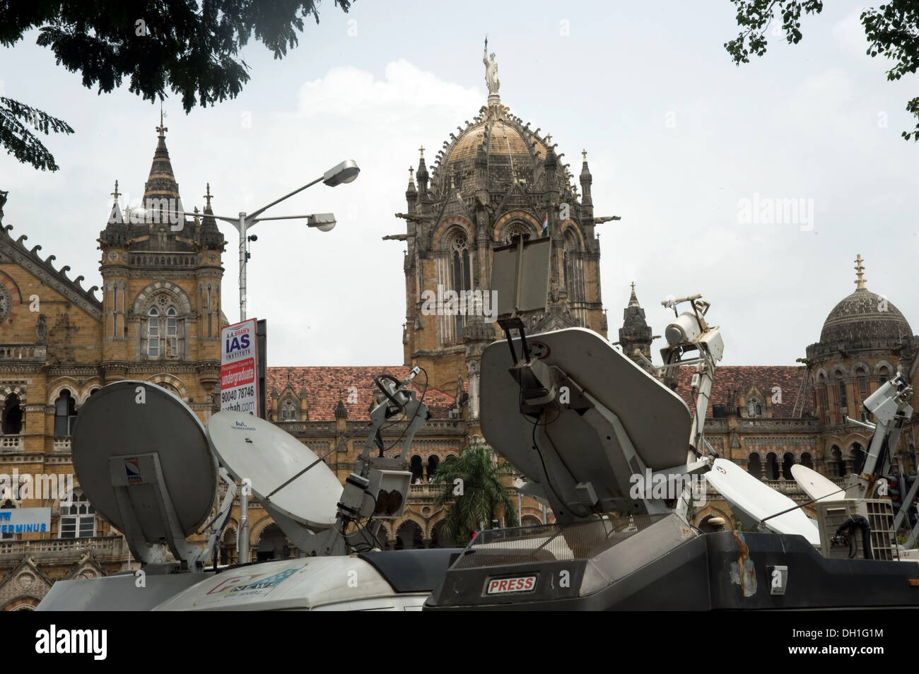 OB van TV media elettronici a Chhatrapati Shivaji terminus mumbai Maharashtra India Asia Foto Stock