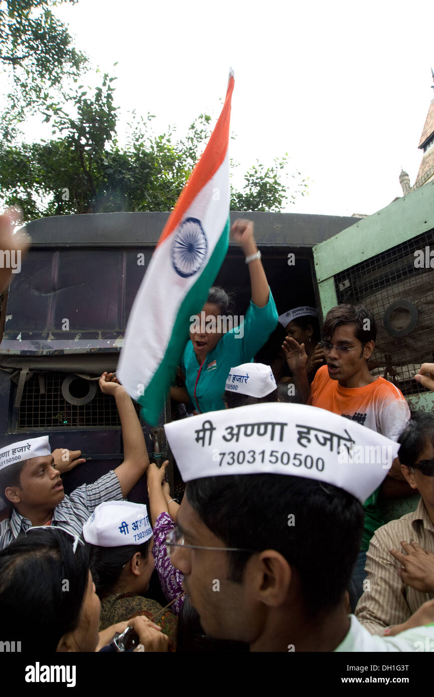 Anna Hazare sostenitori gridando sventola bandiera di India Mumbai Maharashtra India Asia Foto Stock