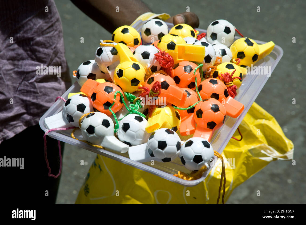 pallone da calcio forma fischi , india , asia Foto Stock