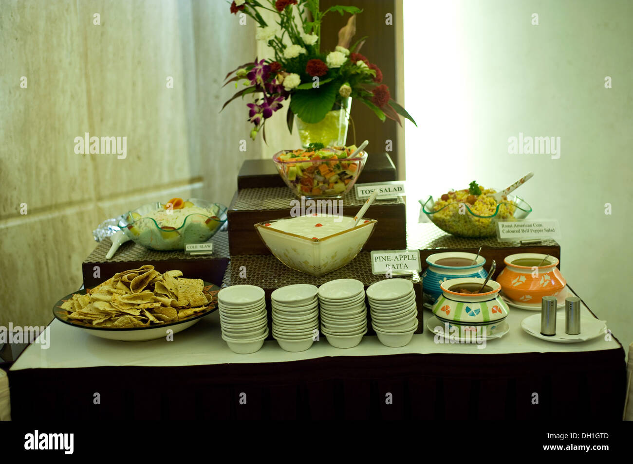 insalata, papà arrosto, sottaceti, raita di ananas su tavolo a buffet, india, asia Foto Stock