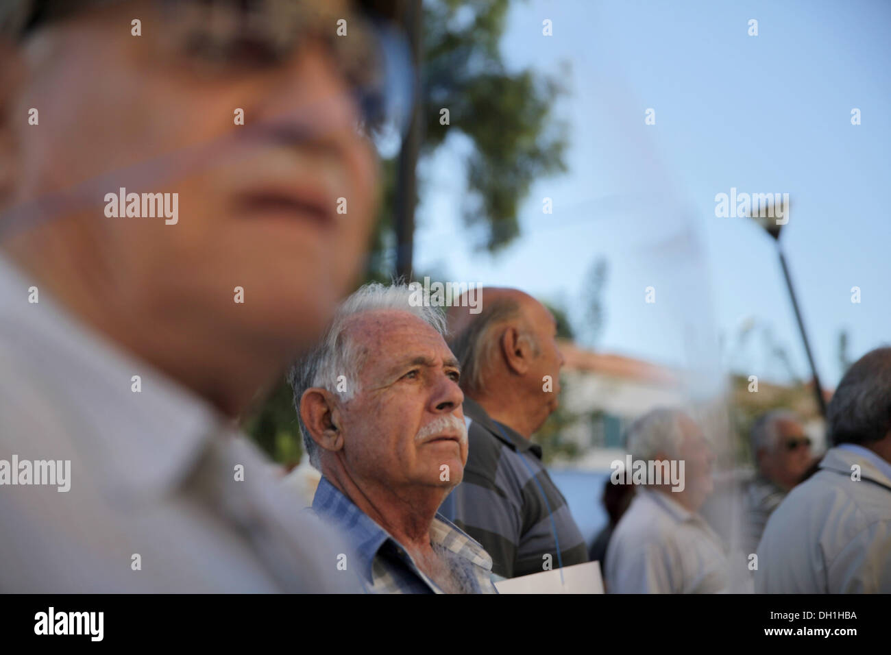 Nicosia, Cipro. Il 29 ottobre 2013. Ritirato gridare anti bailout slogan che tengono i banner di lettura in greco "Hands off i diritti e le conquiste di noi", in basso a sinistra, 'demands rispetto nella vecchiaia", centro di seguito, al di fuori del ministero finanziario durante una manifestazione di protesta a Nicosia, Cipro, Martedì, Ottobre 29, 2013. Credito: Yiannis Kourtoglou/Alamy Live News Foto Stock