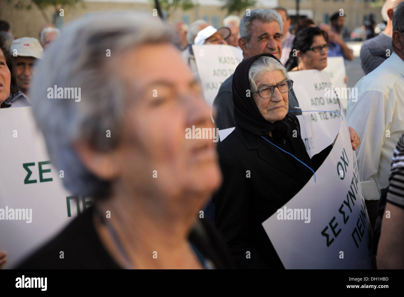 Nicosia, Cipro. Il 29 ottobre 2013. Ritirato gridare anti bailout slogan che tengono i banner di lettura in greco "Hands off i diritti e le conquiste di noi", in basso a sinistra, 'demands rispetto nella vecchiaia", centro di seguito, al di fuori del ministero finanziario durante una manifestazione di protesta a Nicosia, Cipro, Martedì, Ottobre 29, 2013. Credito: Yiannis Kourtoglou/Alamy Live News Foto Stock
