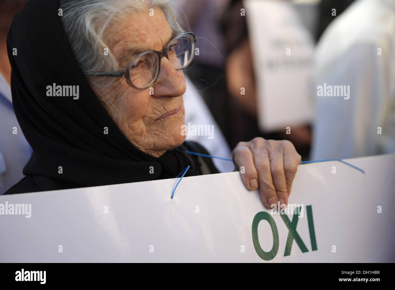 Nicosia, Cipro. Il 29 ottobre 2013. Ritirato gridare anti bailout slogan che tengono i banner di lettura in greco "Hands off i diritti e le conquiste di noi", in basso a sinistra, 'demands rispetto nella vecchiaia", centro di seguito, al di fuori del ministero finanziario durante una manifestazione di protesta a Nicosia, Cipro, Martedì, Ottobre 29, 2013. Credito: Yiannis Kourtoglou/Alamy Live News Foto Stock