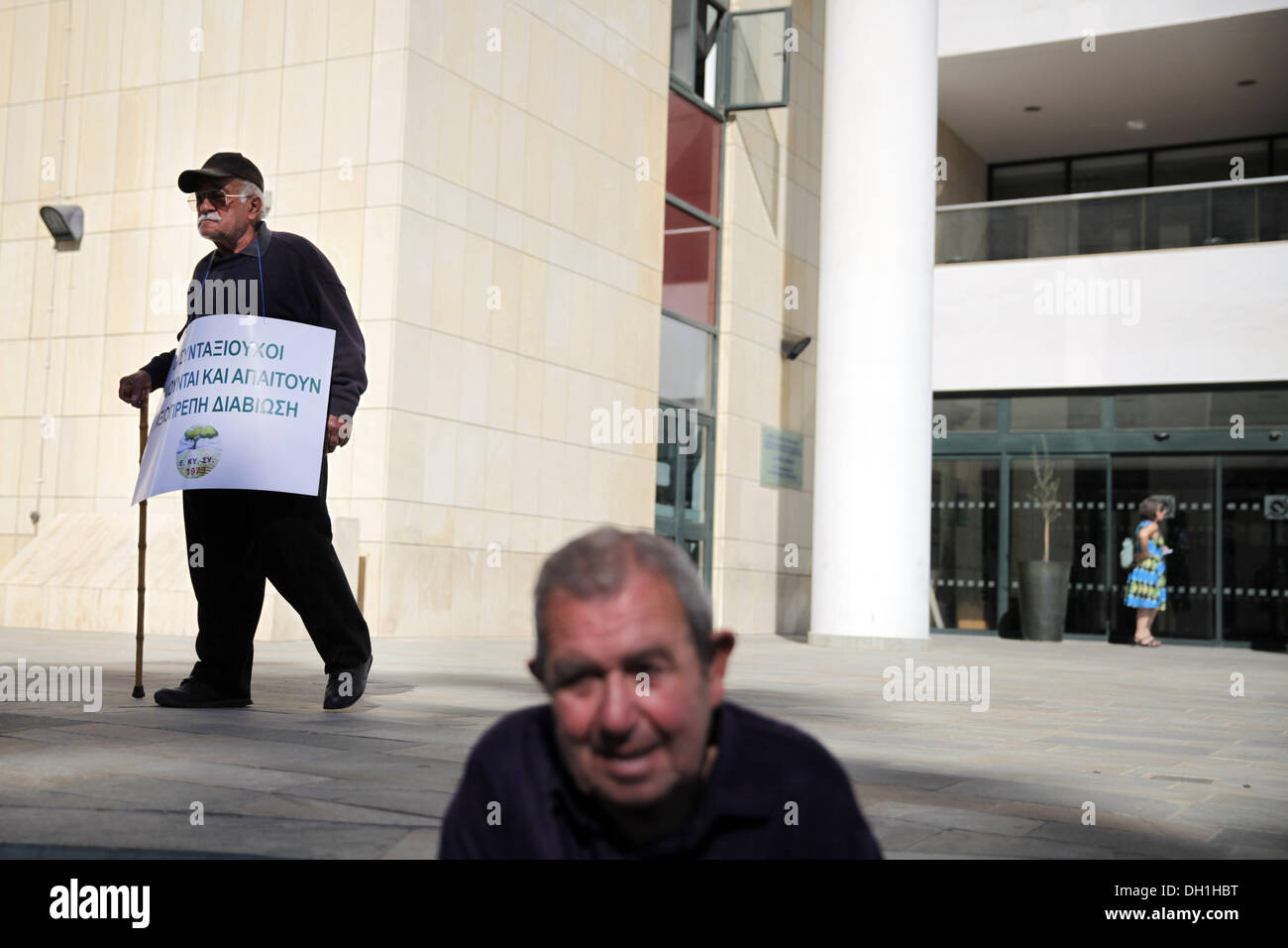 Nicosia, Cipro. Il 29 ottobre 2013. Ritirato gridare anti bailout slogan che tengono i banner di lettura in greco "Hands off i diritti e le conquiste di noi", in basso a sinistra, 'demands rispetto nella vecchiaia", centro di seguito, al di fuori del ministero finanziario durante una manifestazione di protesta a Nicosia, Cipro, Martedì, Ottobre 29, 2013. Credito: Yiannis Kourtoglou/Alamy Live News Foto Stock