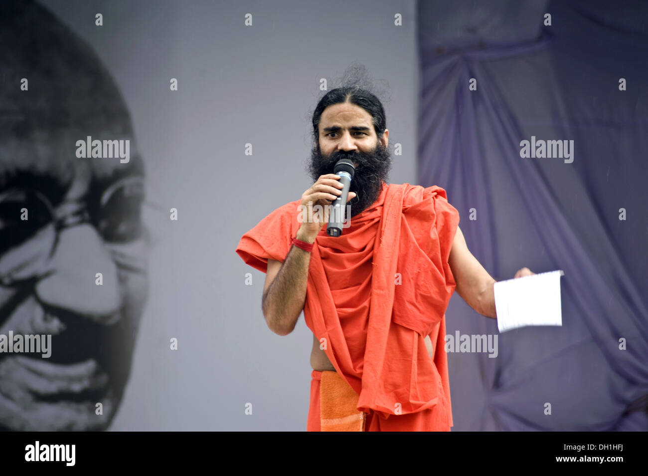 Baba Ramdev è un leader spirituale noto per i suoi contributi nello yoga, l'Ayurveda, la politica e l'agricoltura. Foto Stock