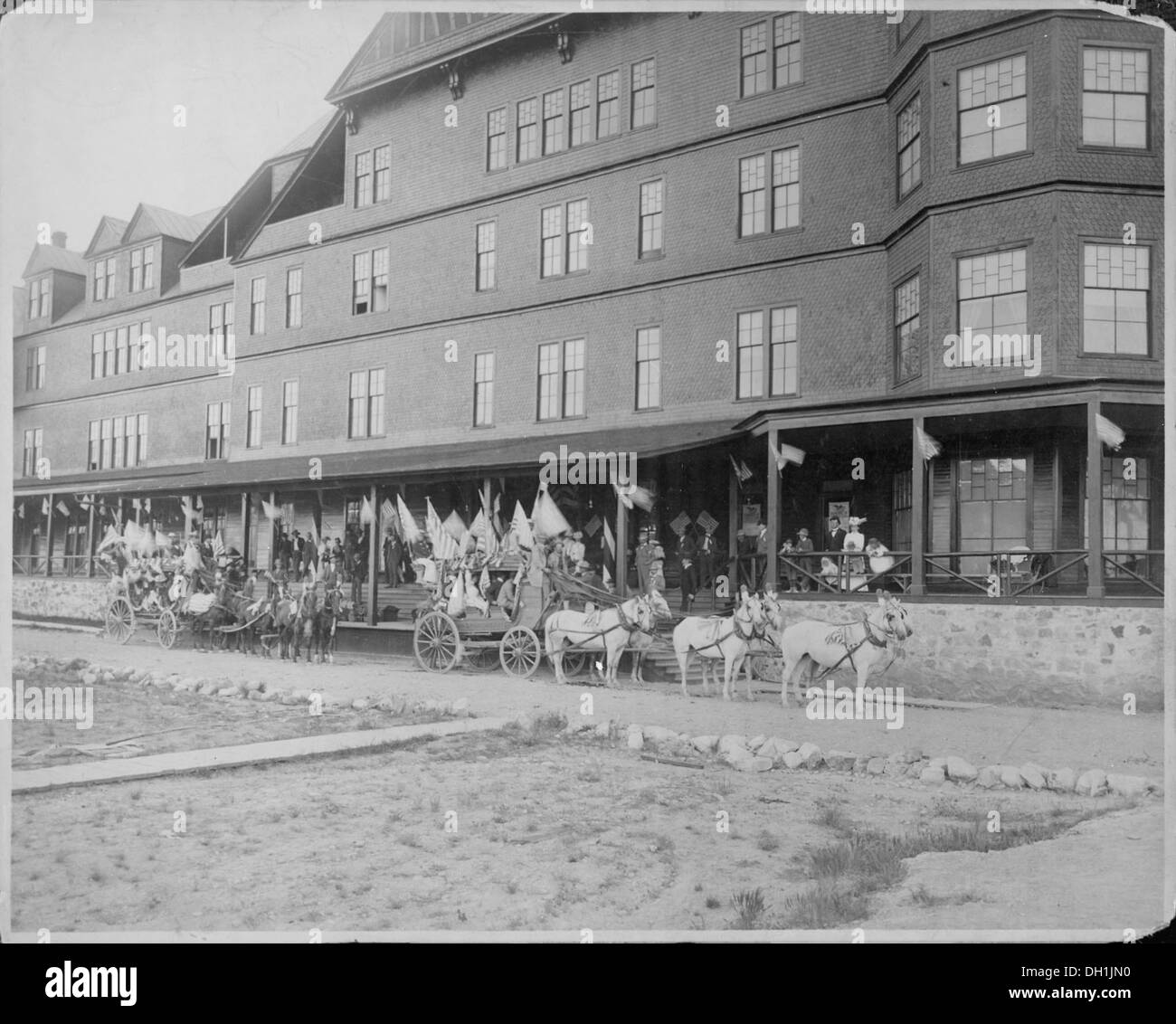 Hot Springs Hotel, S. D. bandierine americane aletta nella brezza come vacanza arrivo dei passeggeri. La fase pullman sono soddisfatte da 516370 Foto Stock