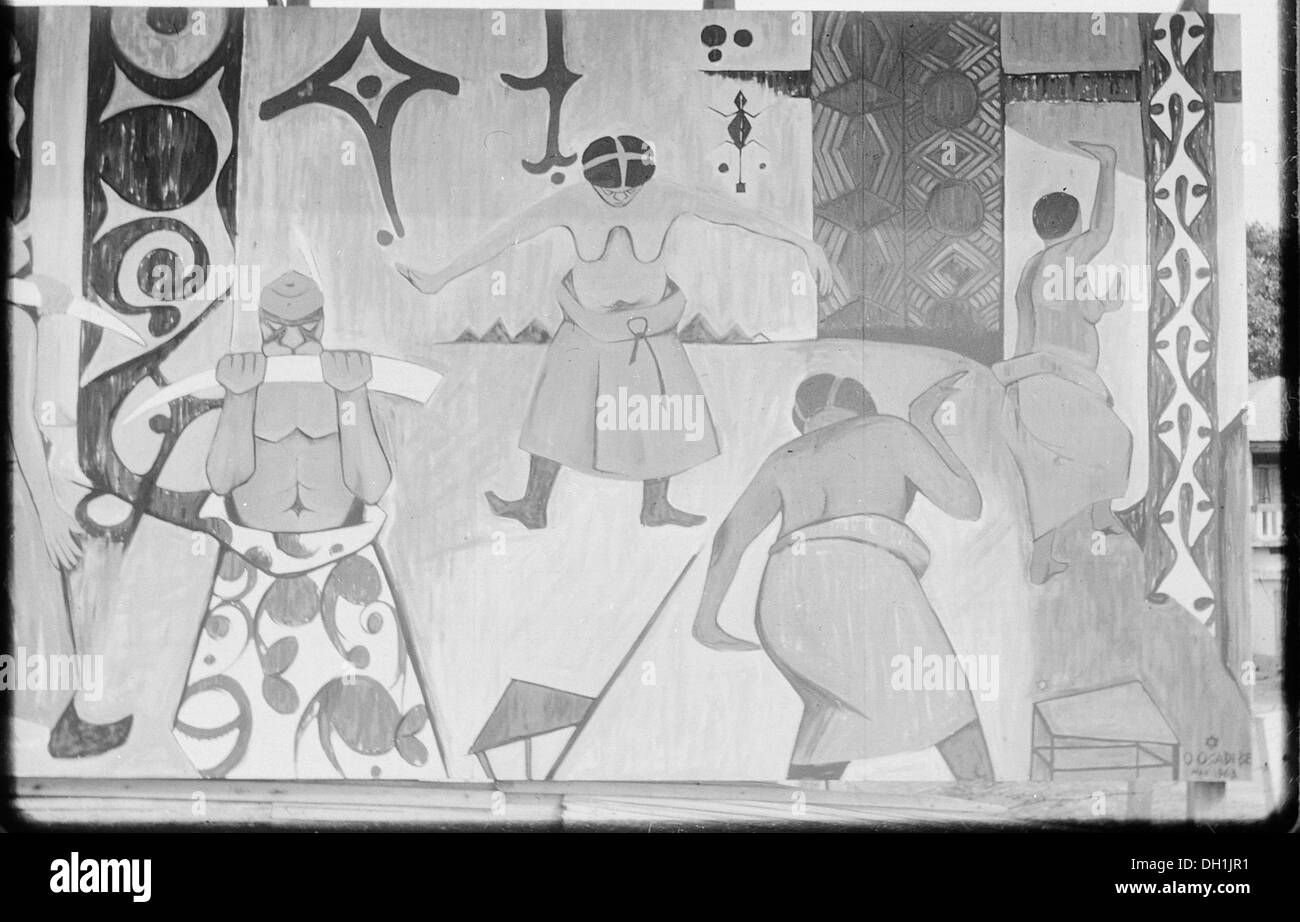 Questa fotografia offre uno sguardo sulla vita di Ibo nel 1963, mostrando le attività quotidiane, i costumi e la vita comunitaria del popolo Ibo, un gruppo etnico della Nigeria sud-orientale. L'immagine cattura l'abbigliamento tradizionale, le usanze locali e la struttura comunitaria del tempo. Foto Stock