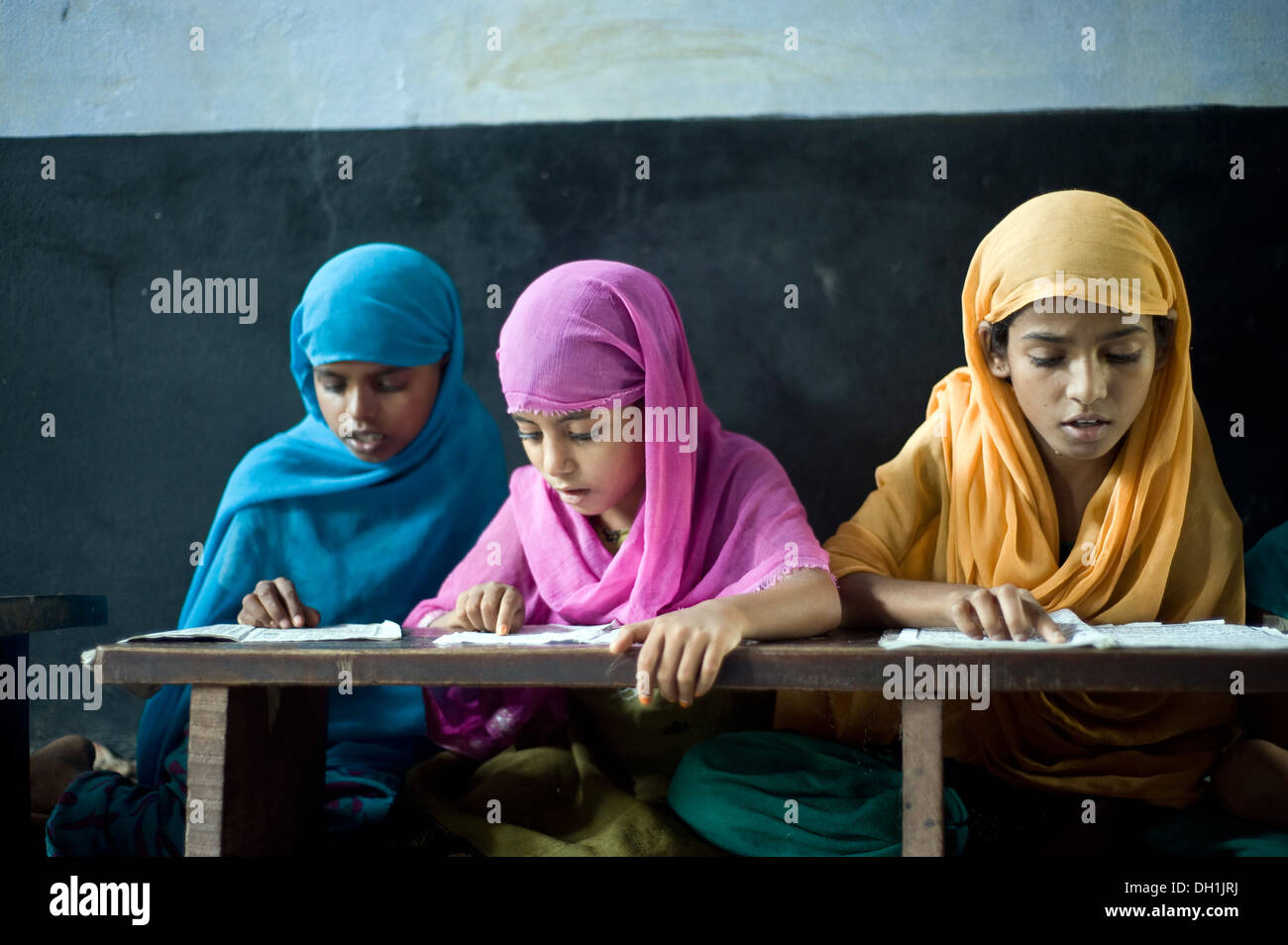 Ragazze musulmane che studiano nella scuola islamica Uttar Pradesh India Asia Foto Stock