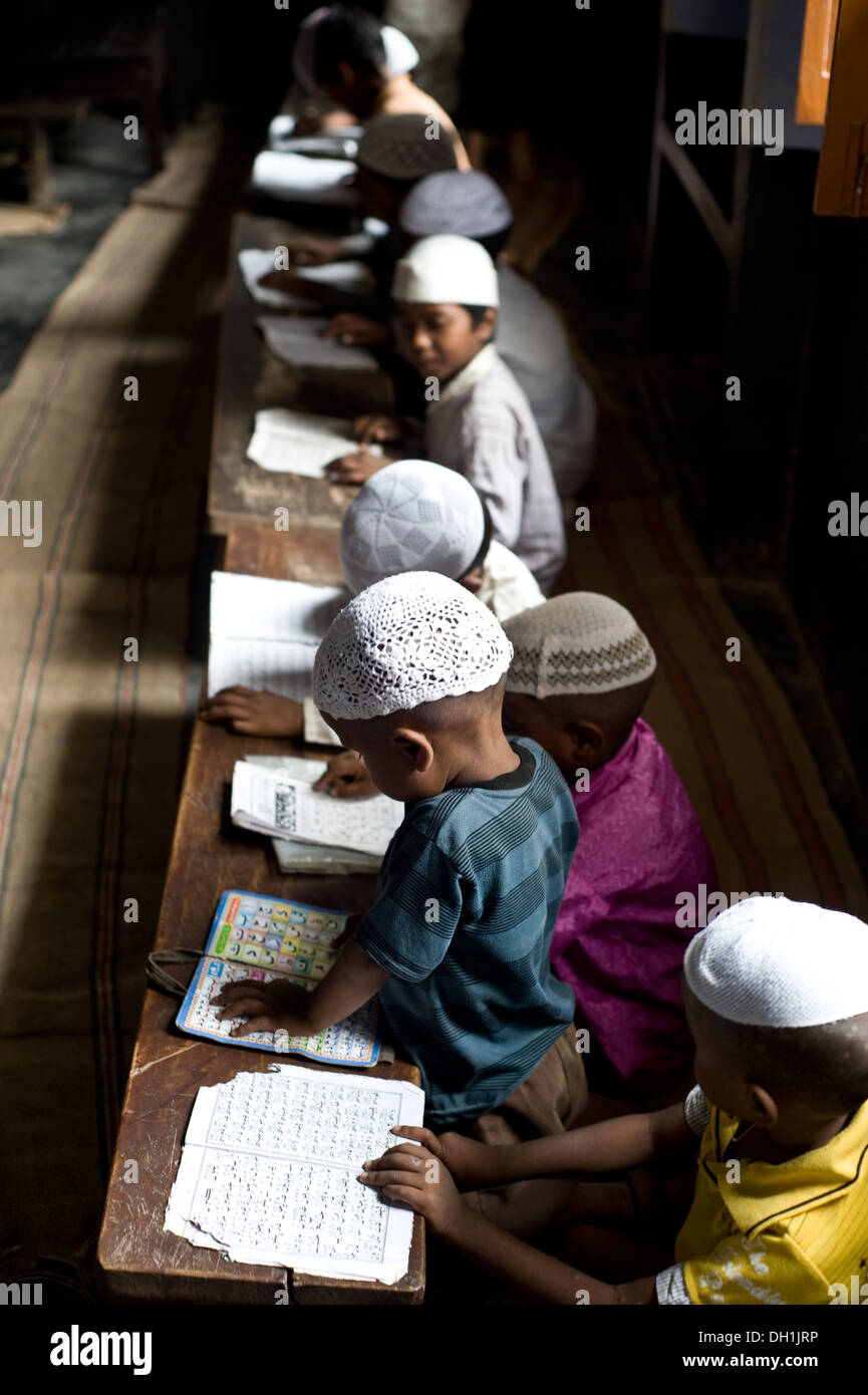 Scuola musulmana bambini lezioni di apprendimento Uttar Pradesh India Asia Foto Stock