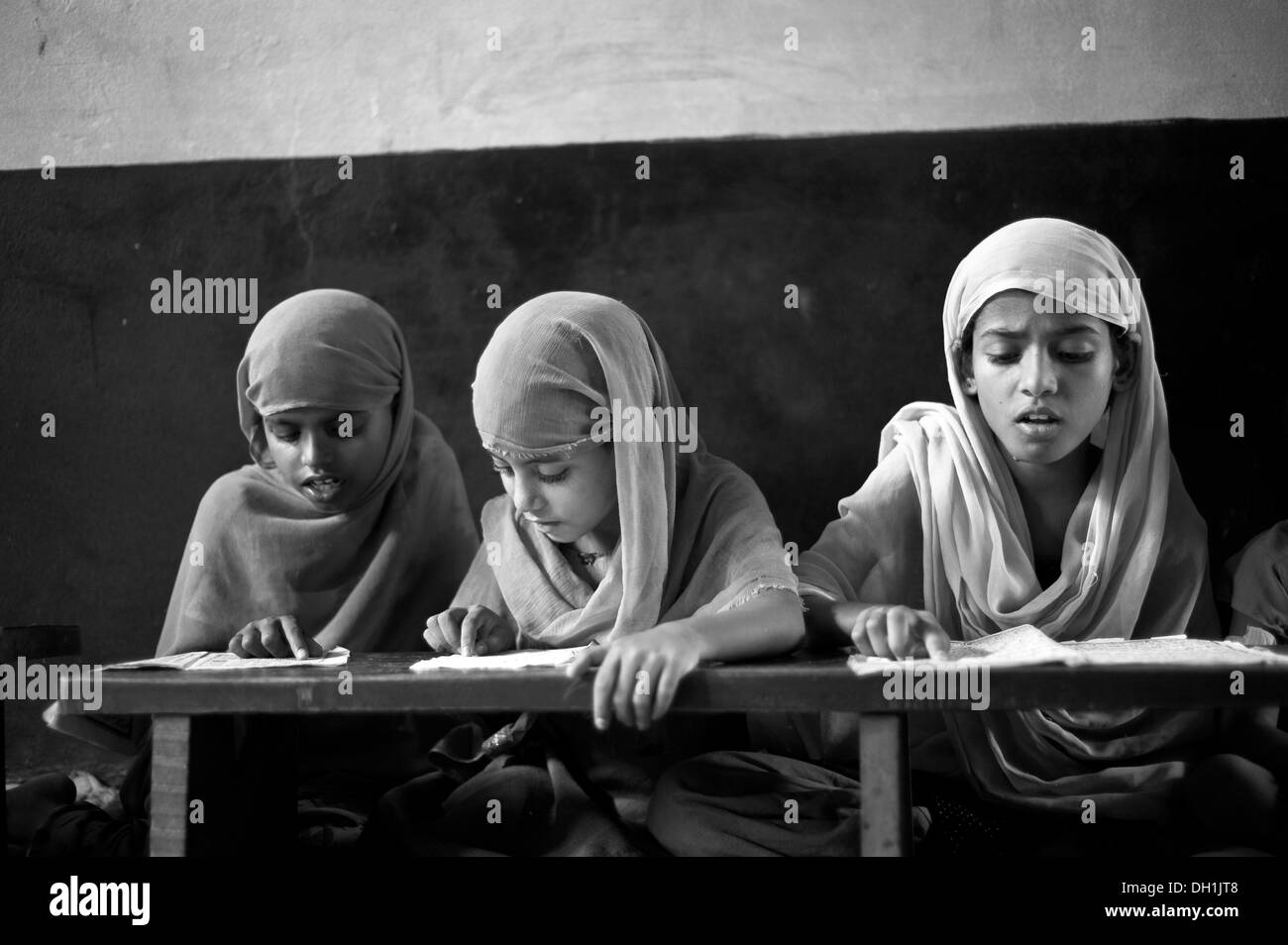 Ragazze musulmane studiare scuola islamica Uttar Pradesh India Asia Foto Stock