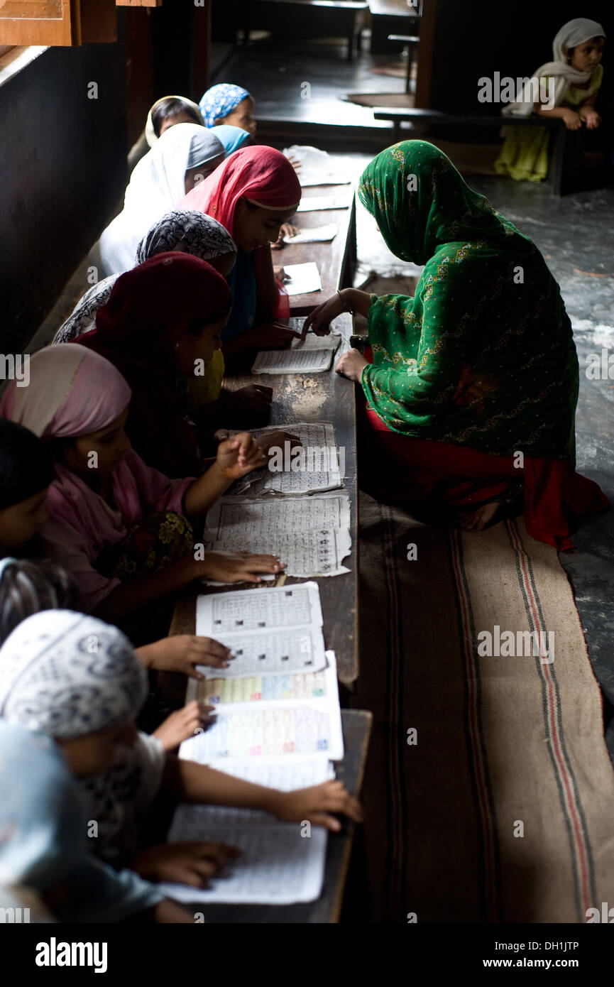 I bambini musulmani lezioni di apprendimento a scuola islamica Uttar Pradesh India Asia Foto Stock