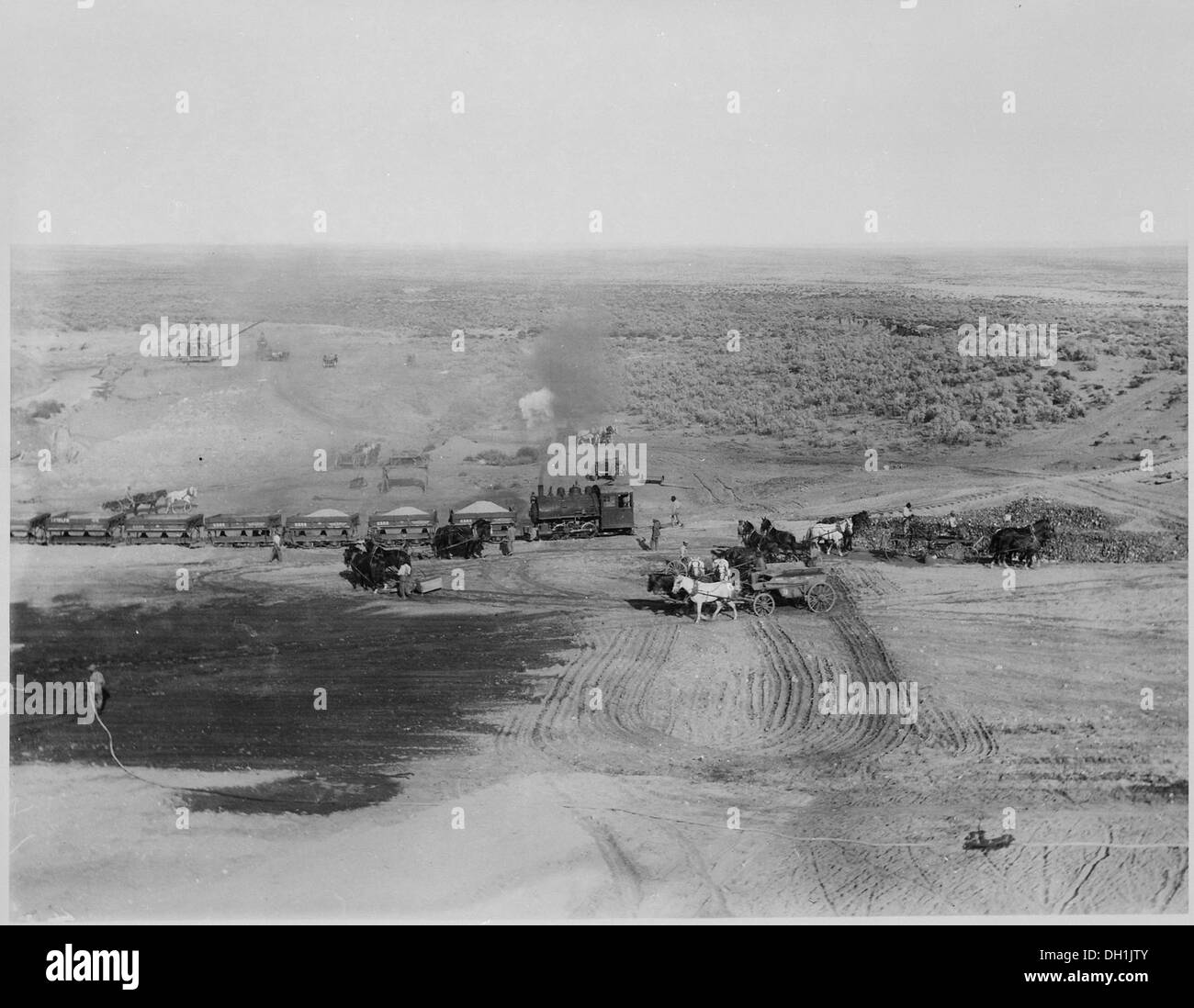 Vista interna di Cold Springs serbatoio. Una vista panoramica di uomini al lavoro sul Umatilla progetto di bonifica in Oregon. 531563 Foto Stock