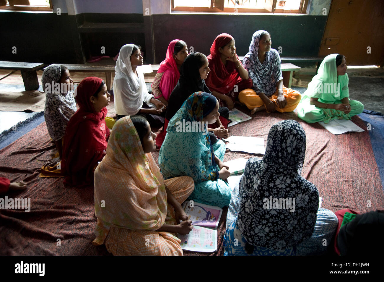 Ragazze musulmane di studiare le lezioni di apprendimento a scuola islamica Uttar Pradesh India Asia Foto Stock