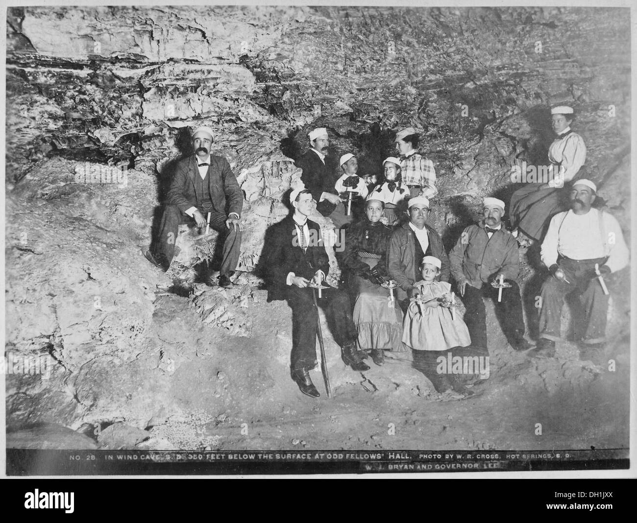 Nella Grotta del Vento, S.D. 350 piedi sotto la superficie a Odd Fellows' Hall. William Jennings Bryan e Governatore Lee nel centro 516430 Foto Stock