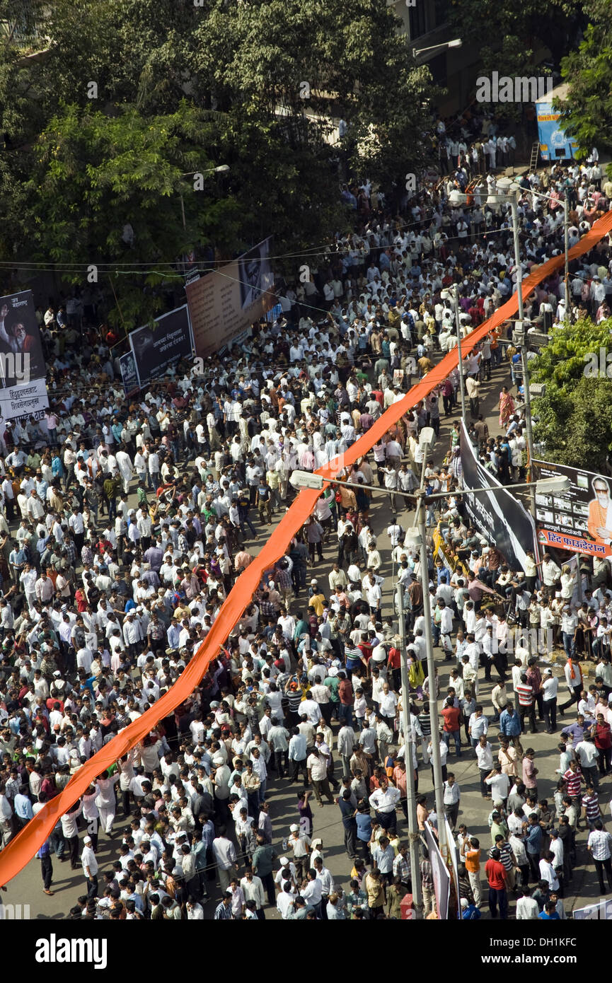 Bandiera di zafferano divisore di panno per il corteo funebre di Shiv Sena Chief Balasaheb Thackeray mumbai maharashtra india asia Foto Stock