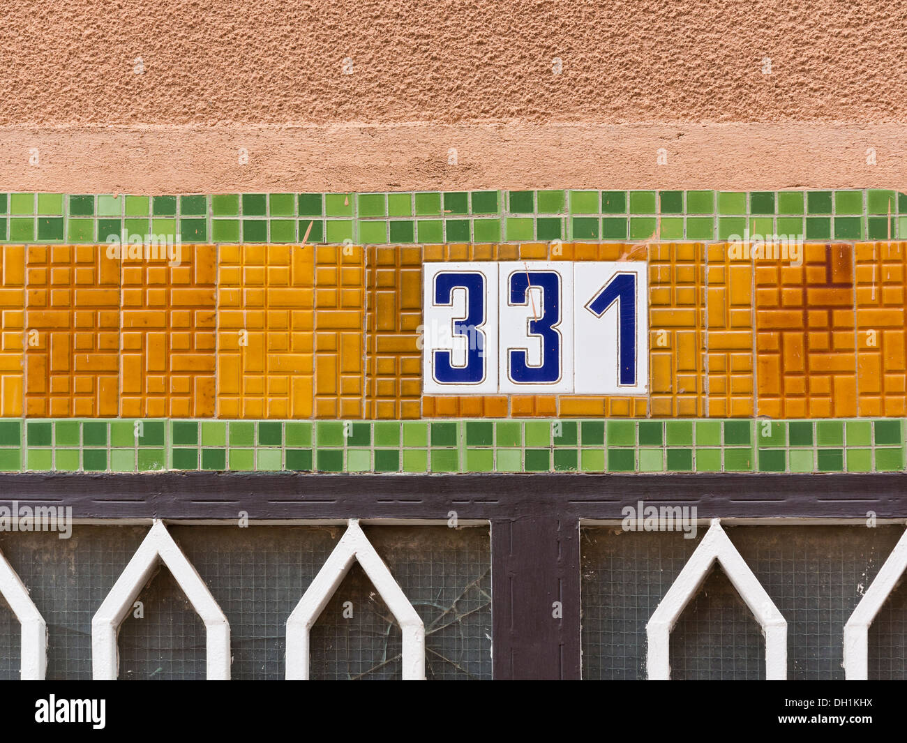Close up di decorazione a mosaico del telaio della porta che mostra il numero civico e disegni geometrici del Marocco Foto Stock