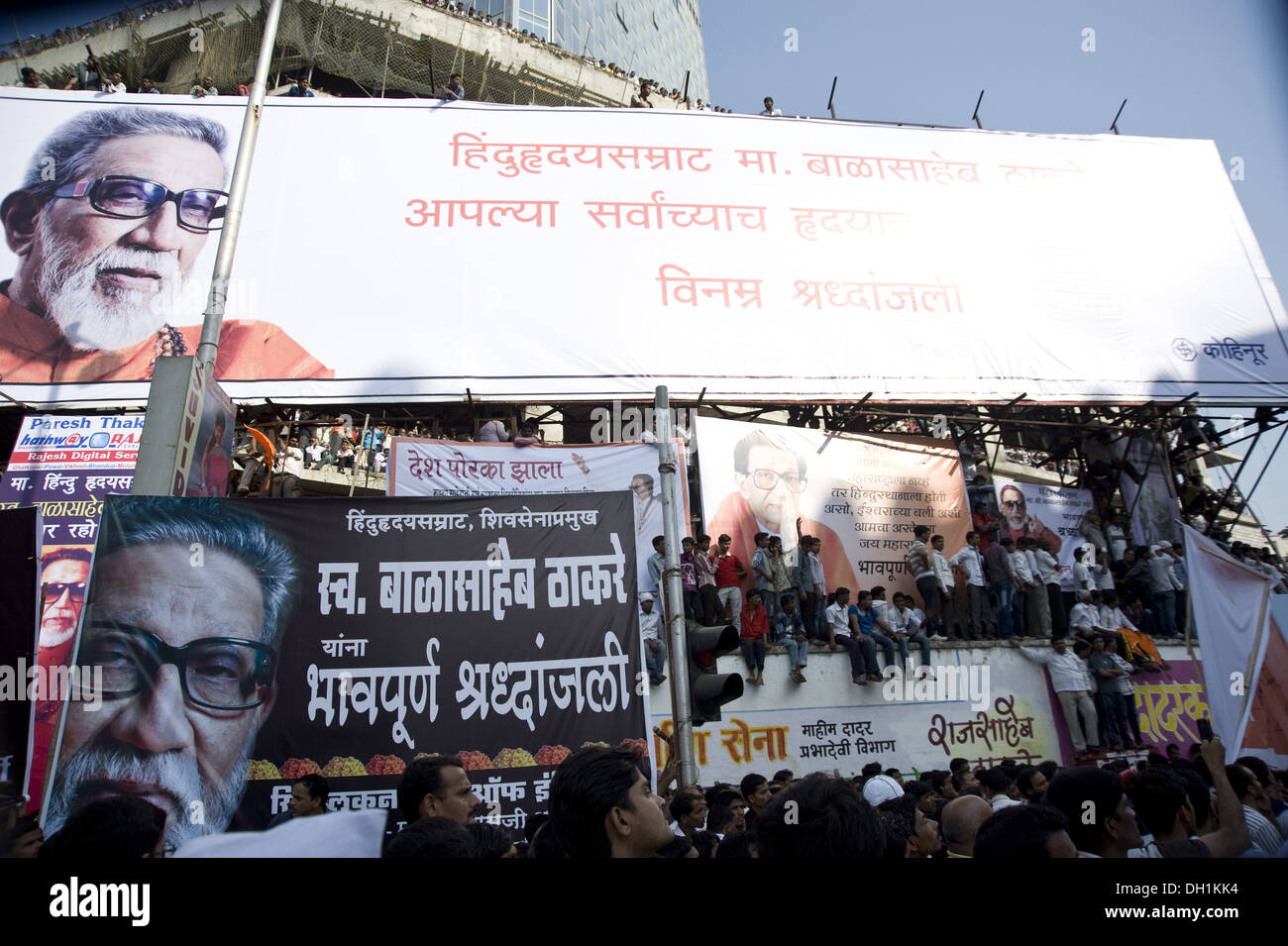 Folla di persone per vedere la processione funeraria di Shiv Sena capo Bal Thackeray mumbai Maharashtra india asia Foto Stock