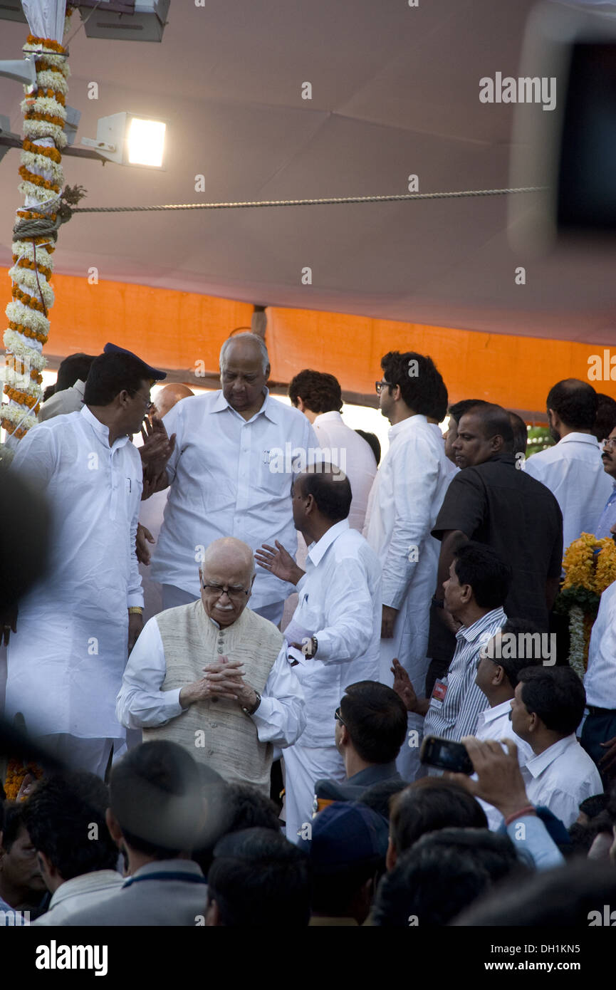 L K Advani e sharad pawar a partecipare alle esequie di Shiv Sena Chief Balasaheb Thackeray al parco shivaji dadar west mumbai maharashtra india asia Foto Stock