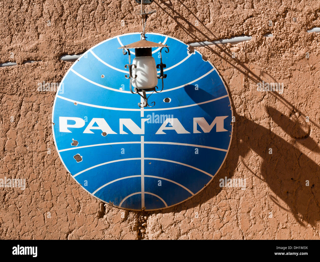 In prossimità di un vecchio Pan American World Airways logo attaccato ad un fango parete di mattoni in Marocco Foto Stock