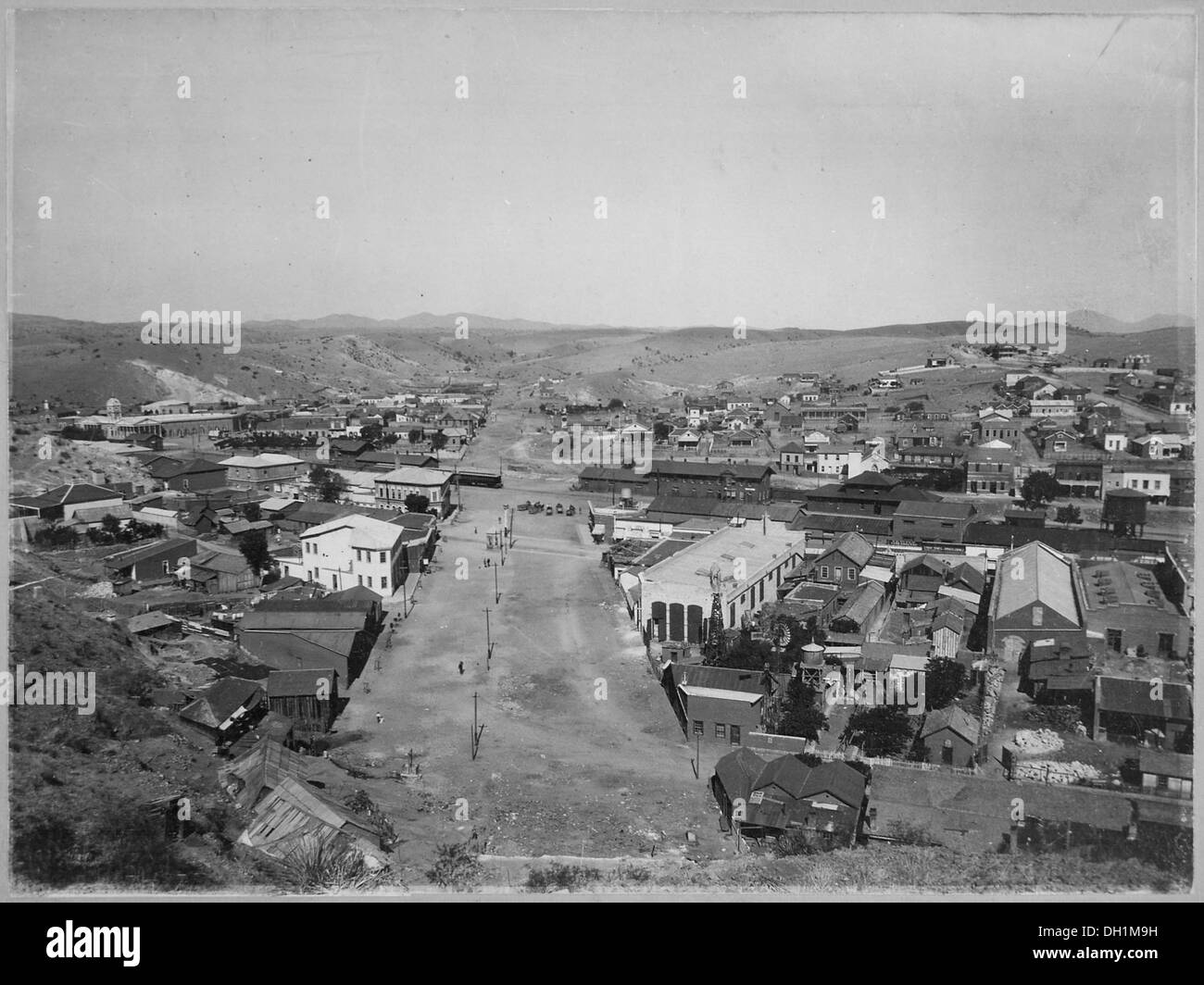 Una veduta di Nogales, Contea di Santa Cruz, che mostra la linea di confine tra Arizona e Messico. Questa immagine cattura il layout della città da una collina, enfatizzando il suo significato geografico e politico. Foto Stock