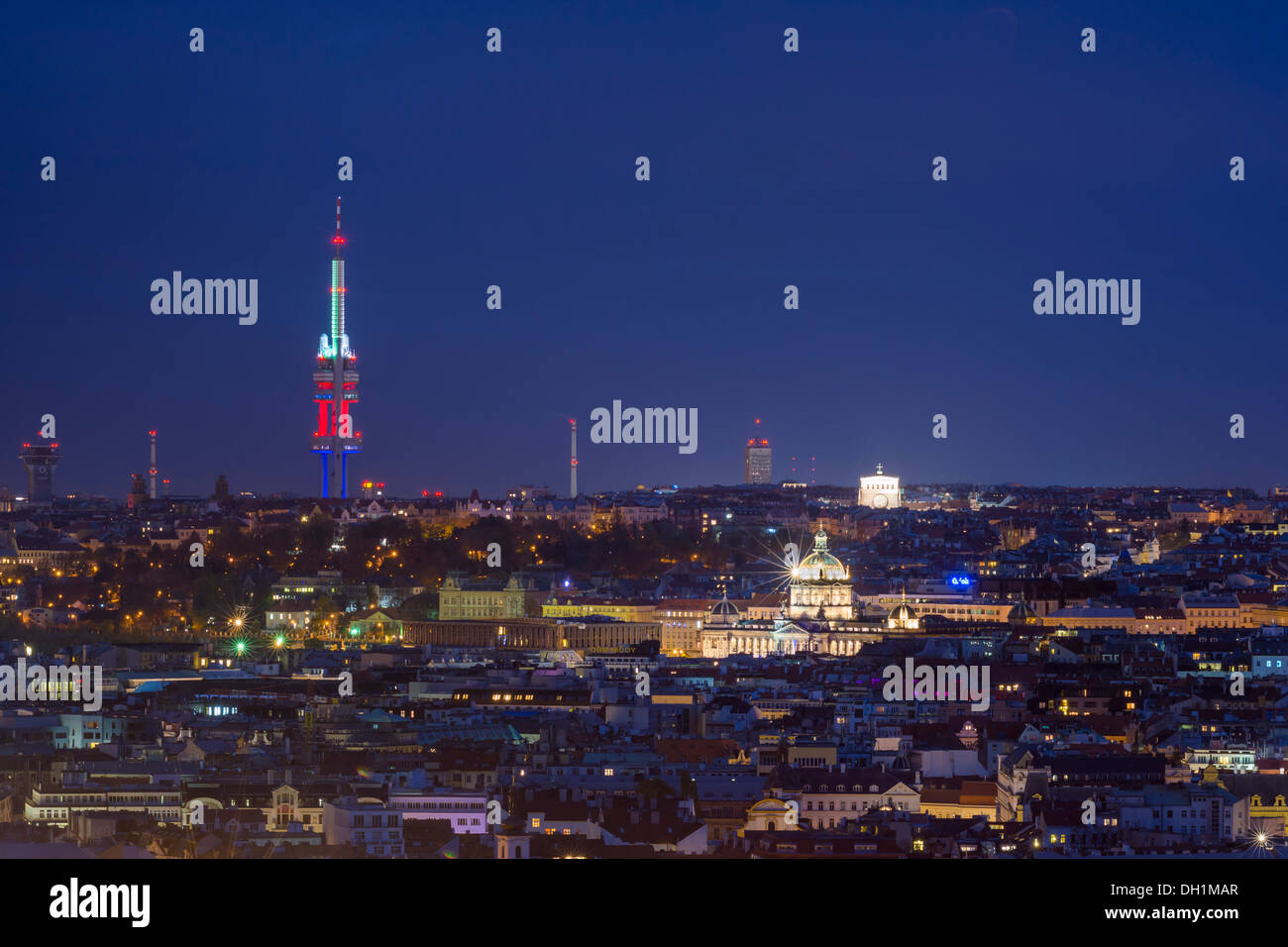 Notte cityscape, Zizkov TV Tower e il Museo Nazionale di Praga, Repubblica Ceca Foto Stock